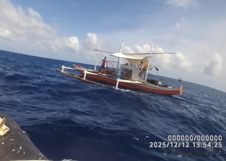 菲律宾持刀画面曝光：长20公分，挥舞着叫嚣12月12日菲律宾海岸警卫队在马科