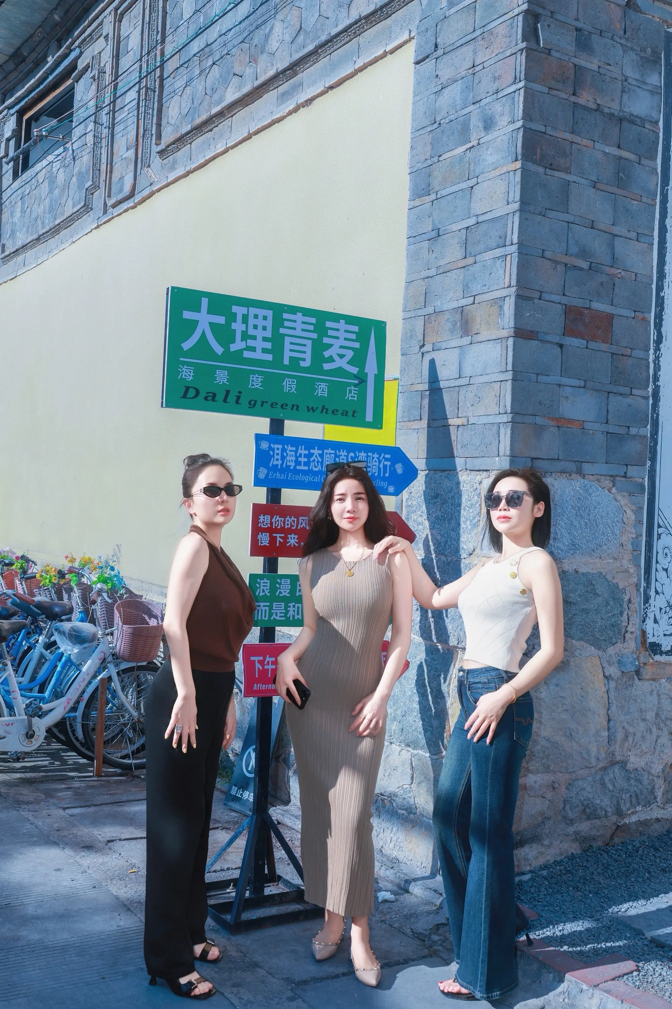 该工作的时候就好好工作，该休息的时候就出去旅游一趟 或买杯奶茶吹吹晚风...