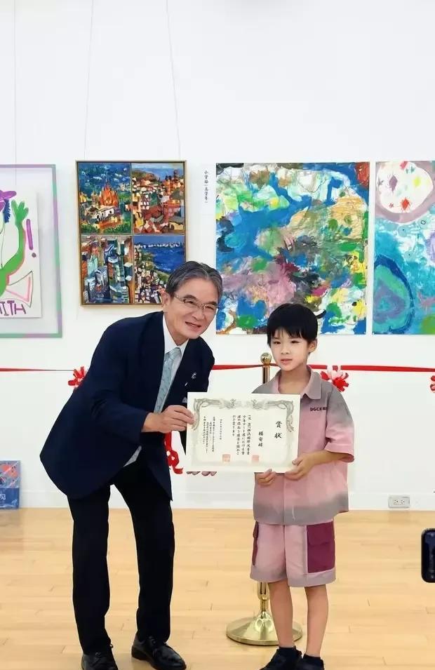 黄圣依7岁幼子东京办个展！毕加索看了都得点个赞安麟小朋友手持东京画廊颁发的奖状