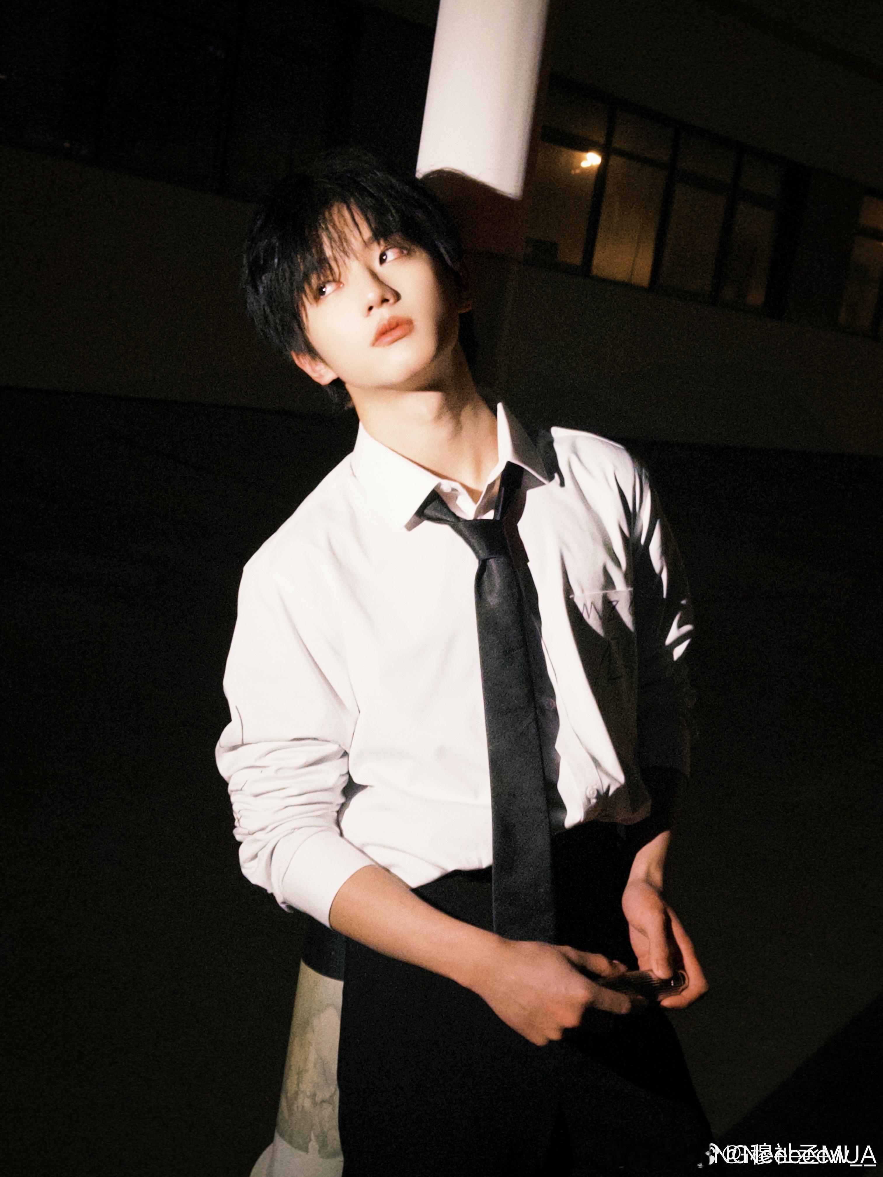 🍊“星星在夜晚散落，太阳渐渐聚集橘黄，斜阳落在你身黛眉满是温柔.”