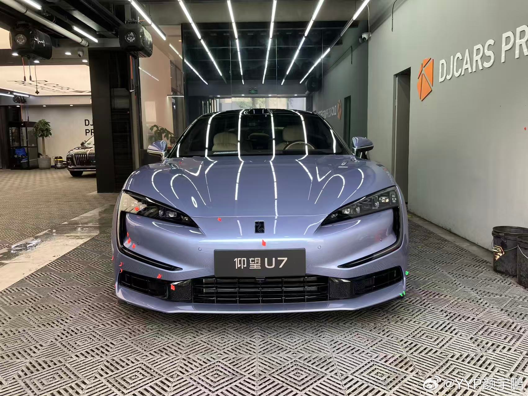 贴膜店老客户新提的仰望U7，第一时间送过来贴车衣，浅紫色包围配红色卡钳，真车如此