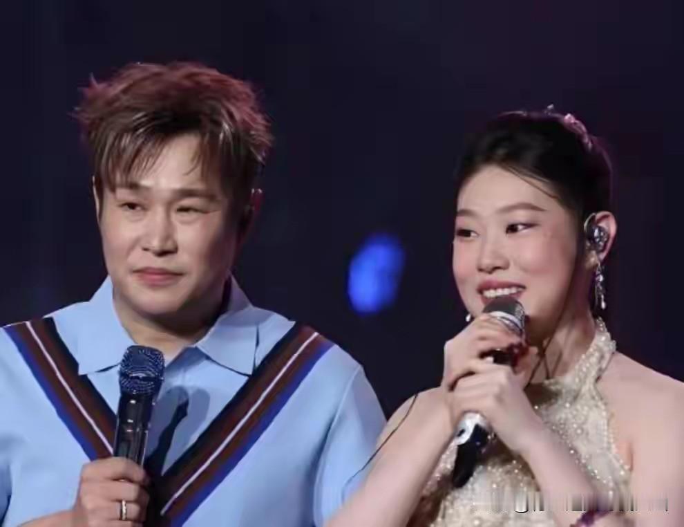 小沈阳带女儿上综艺，毛不易表情引热议，上次舞台事故的坎过去了？小沈阳和女儿