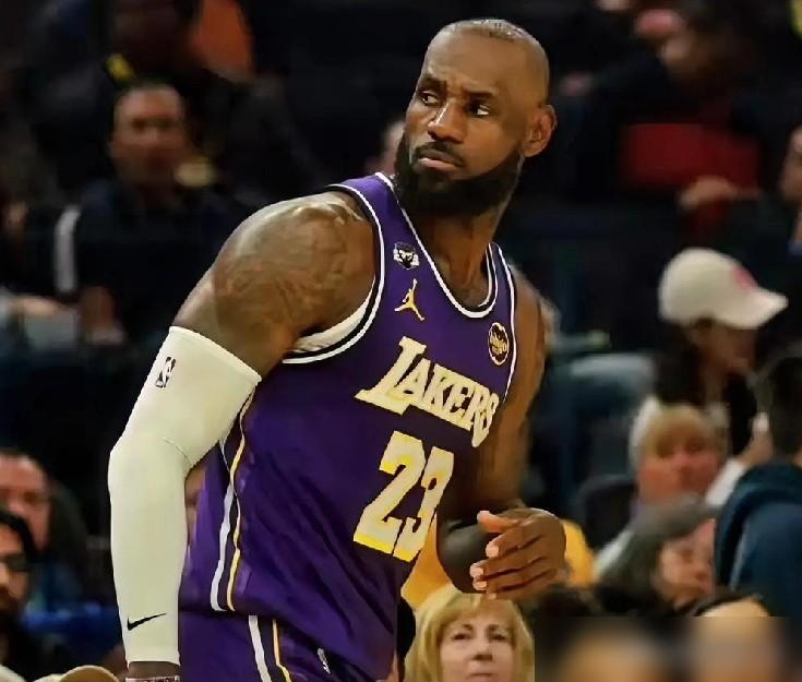 别再传老詹怕被横扫了，那三次0-4，他打出的数据，你根本想象不到。18年打勇