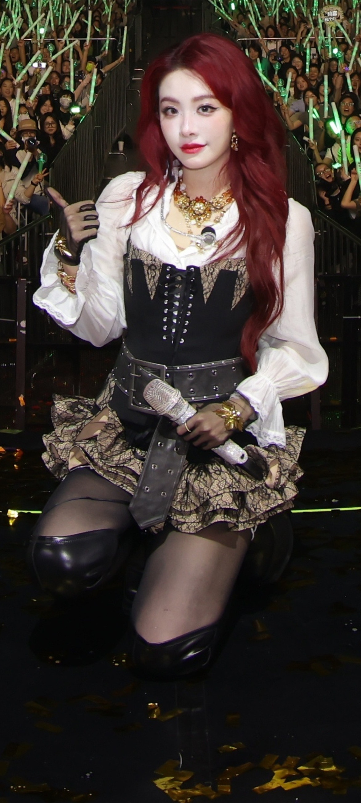 喻言，丝袜穿搭质感满满手机壁纸。喻言