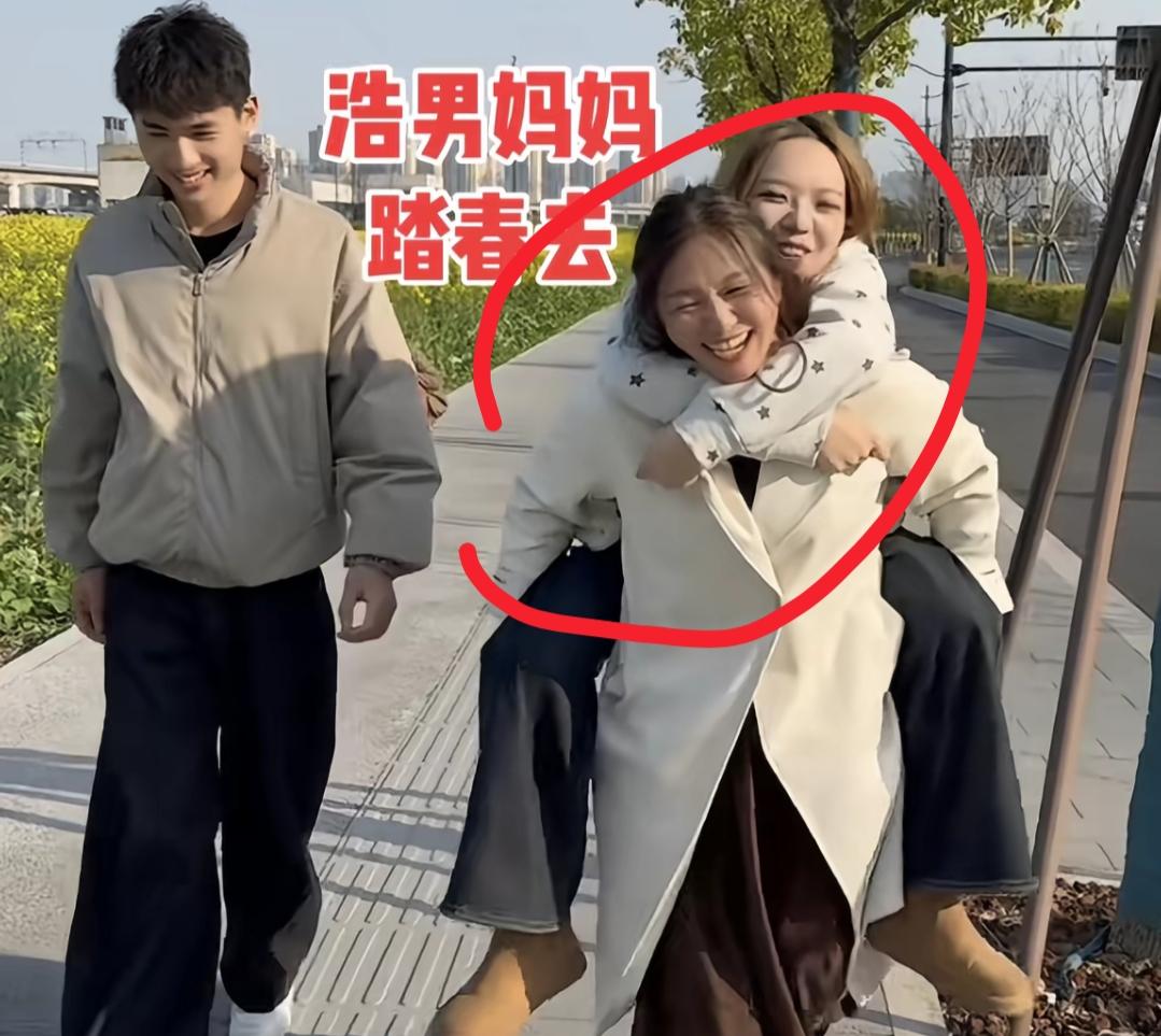 看到浩男妈妈的视频里面有海军，我也了看到品牌方邀请，浩男妈妈来到油菜田里面，我