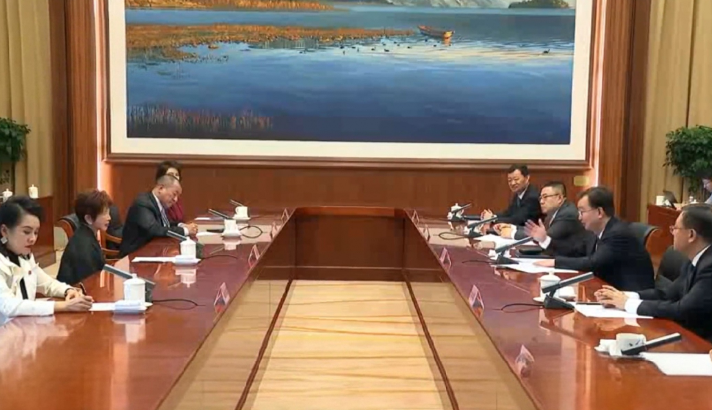 洪秀柱在参加完纪念抗战胜利阅兵等活动后，并没有立即返台，而是继续在大陆参访。
