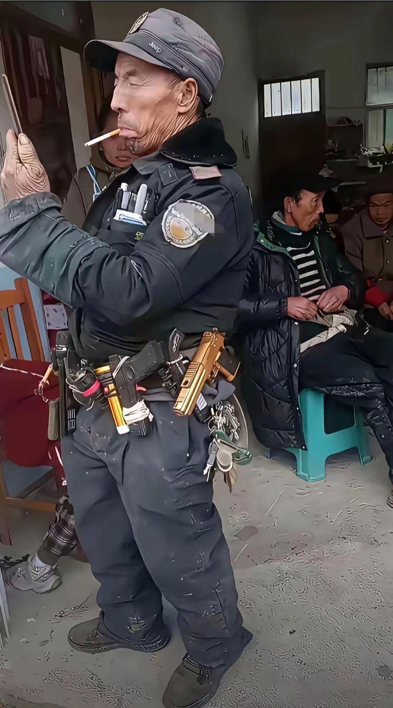 大家看看这是什么情况啊？这保安大爷腰里怎么别了这么多东西？咱是看不懂，你知道
