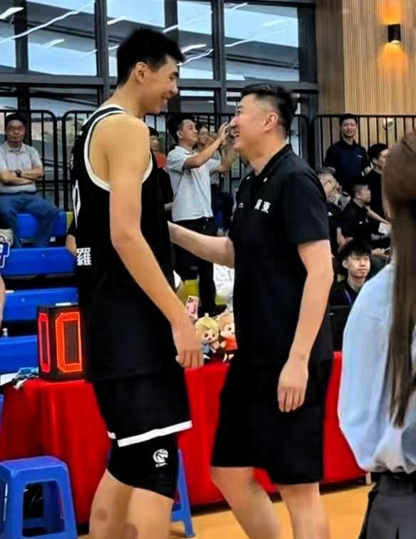 好消息！杜锋已经原谅徐昕了，俩人再次重逢一笑泯恩仇，成年人上班的体面基本礼仪要有