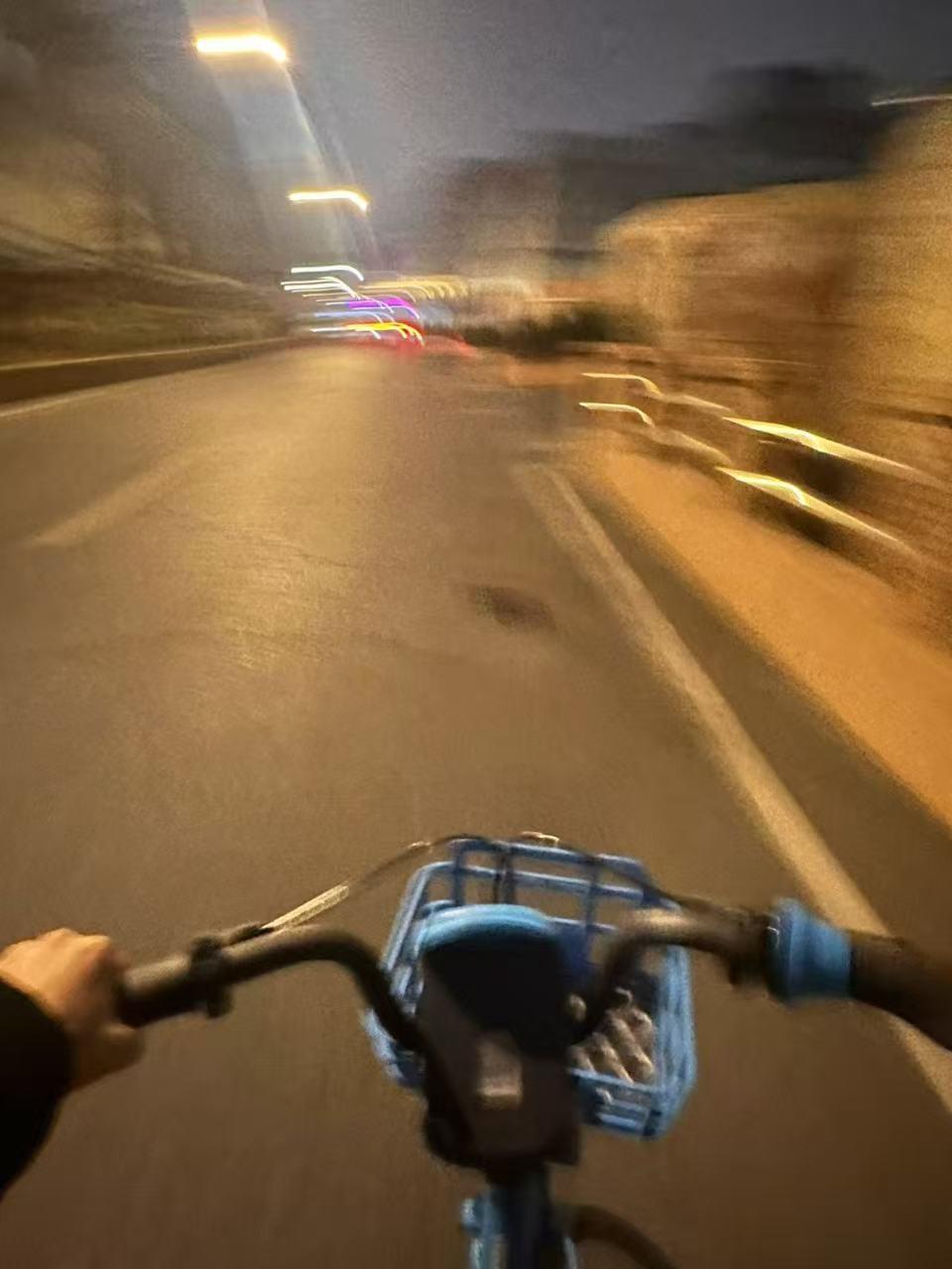 现在啃老的花样是真多啊！我姑婆今年81岁，是一名退休教师，每月退休金8000多