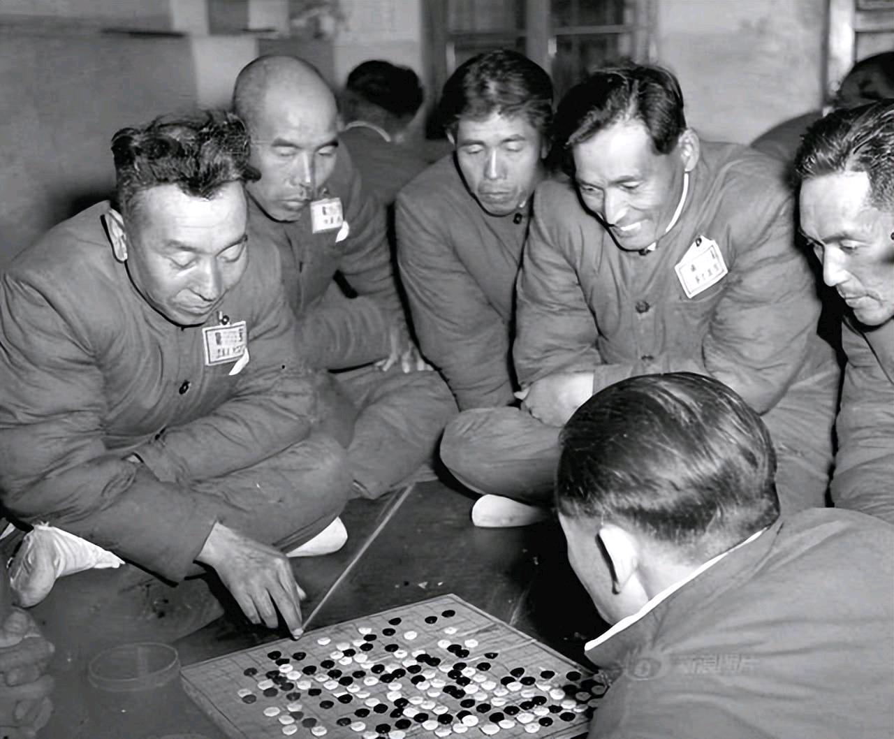 1948年国民党快垮台时，一个叫程一鸣的特务开始偷偷给共产党送消息。他在国民党里