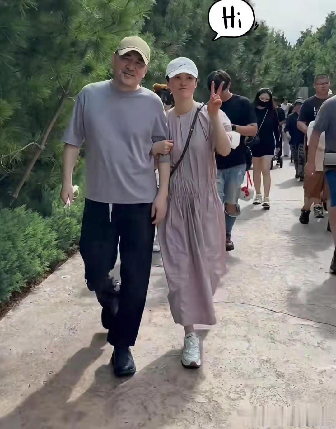蒋勤勤一家出游,身上背2万LV包,陈建斌用小车推着7岁儿子乐开花！​​​