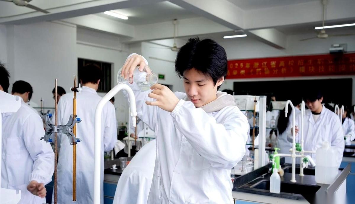 想毁掉一个即将毕业的大学生，根本不用下什么狠手。你只需要在9月开学时，拍拍他的
