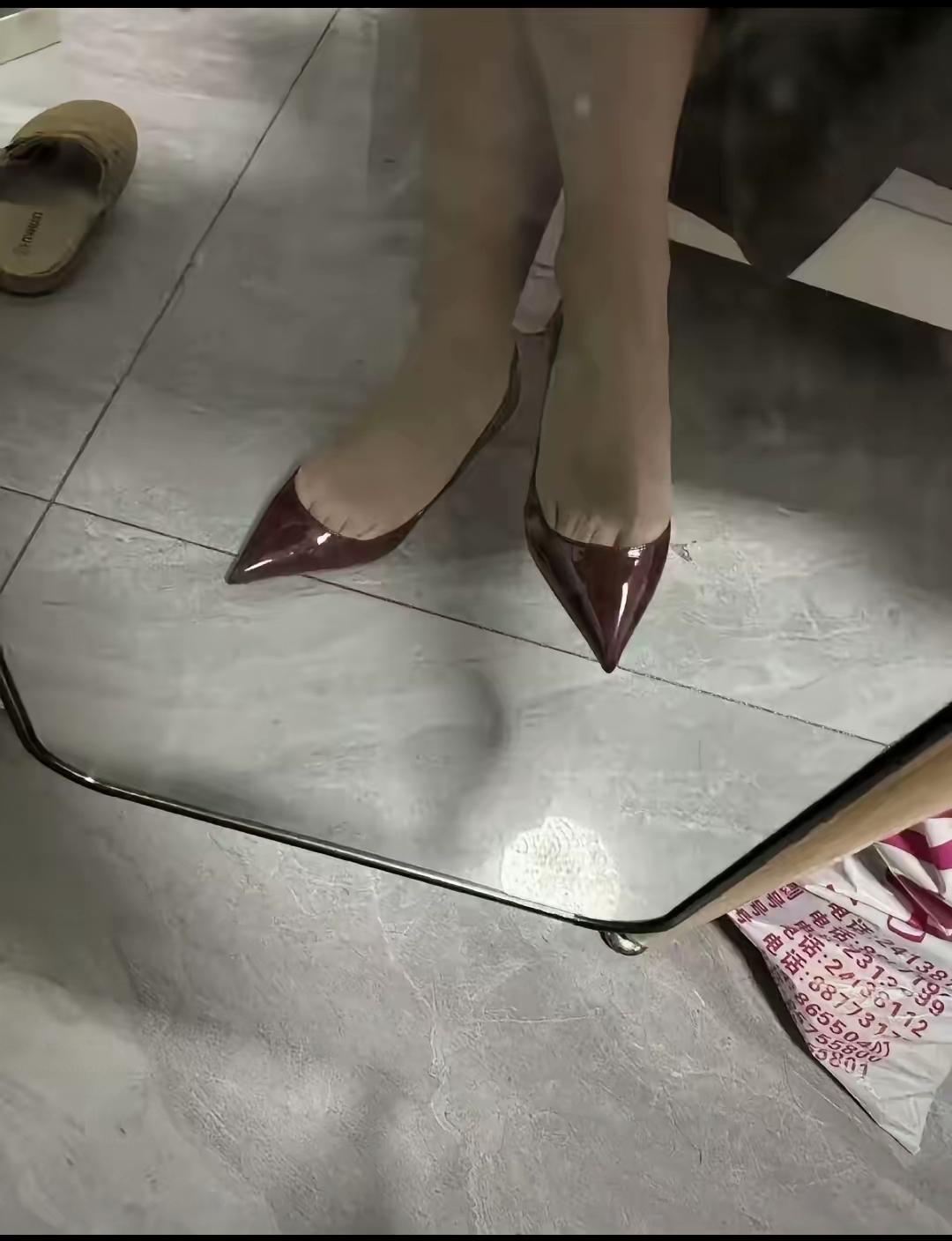 为什么这款式高跟鞋深受女孩子喜欢？尽管有些人穿上显小有些夹脚，却因为它不仅是鞋更