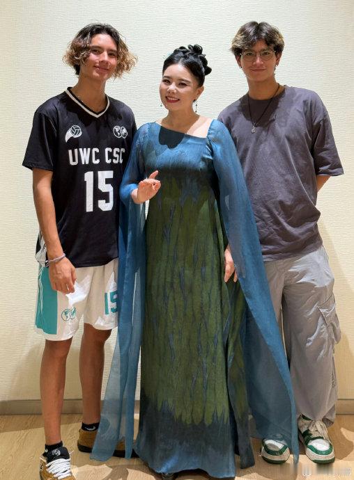 龚琳娜为挽回前夫每天送一件礼物最近，有消息传出龚琳娜为了挽回前夫，每天送一件礼物