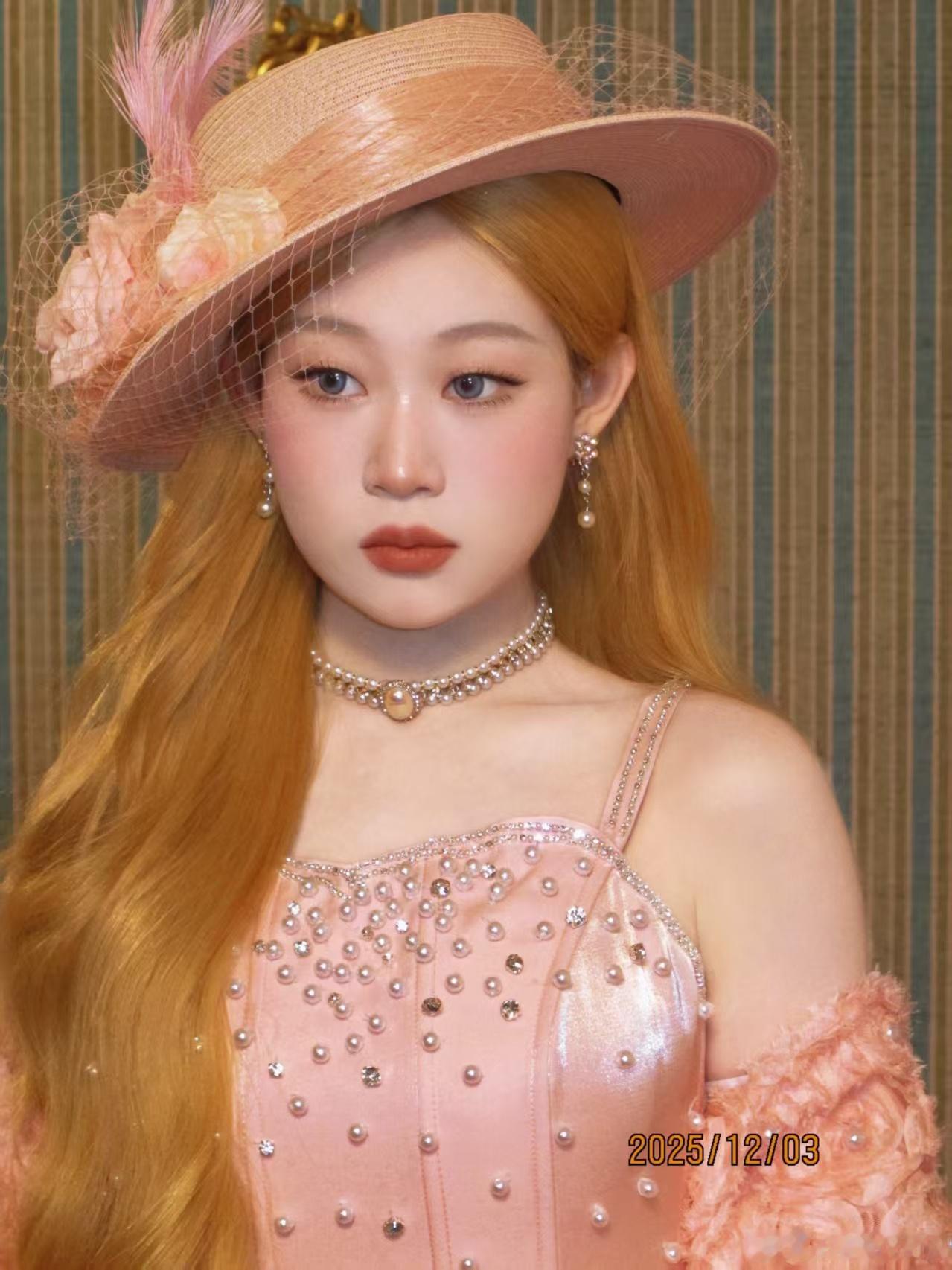 沈佳润甜妹金发公主妆请问这是哪位落难的小公主哇🥺金发配白皙皮肤，再加上这无辜