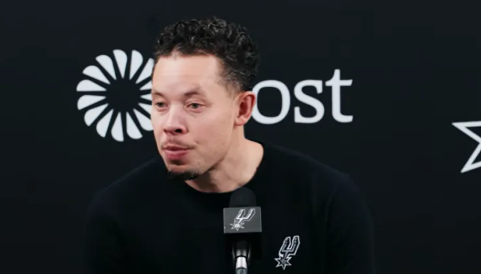 NBA常规赛，马刺以95-104不敌鹈鹕。在赛后采访中，马刺队主教练米奇-约翰逊