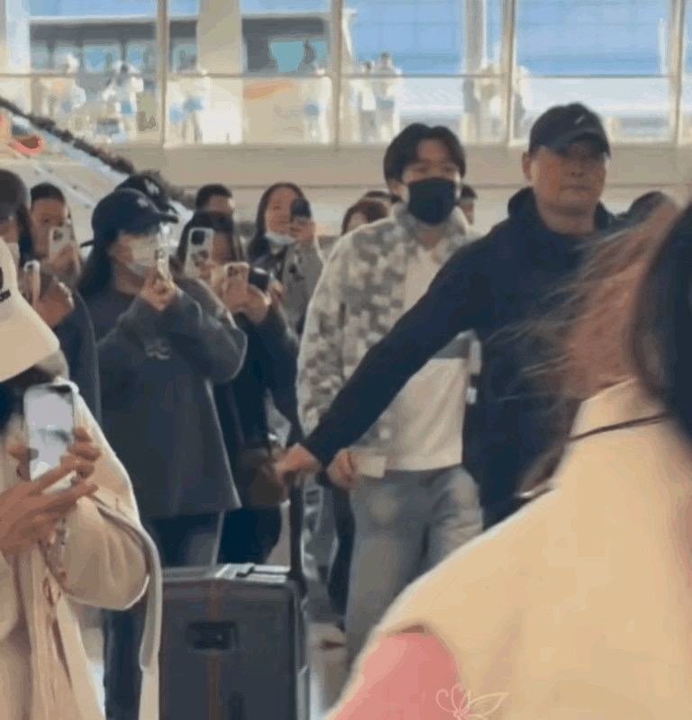 大头回北京的时候前面这个保护他的人是谁呀！大头昨天回北京了，前面有一个穿黑衣