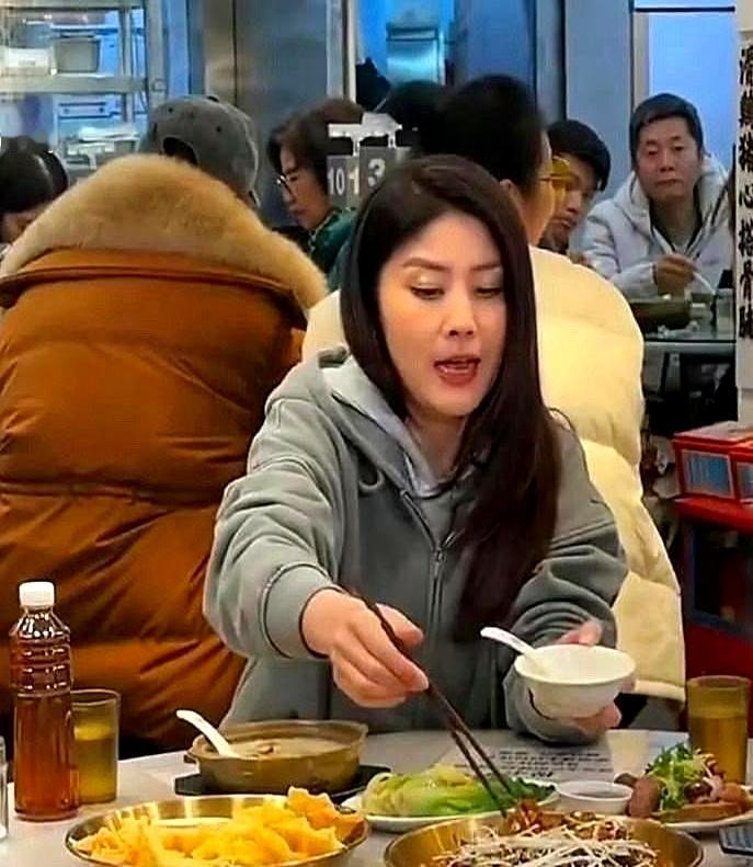 真不敢信，一代天后竟然坐在广州路边摊，大口嗦炒河粉！52岁的陈慧琳这状态