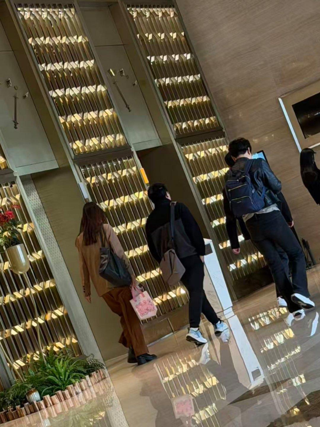 艹被邀请发布会了幸好这发布会我不去