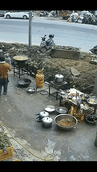 吓死人了，前两天广西梧州一个路边摊炖了一大锅牛腩，没想到突然爆炸。原因是牛腩堆的