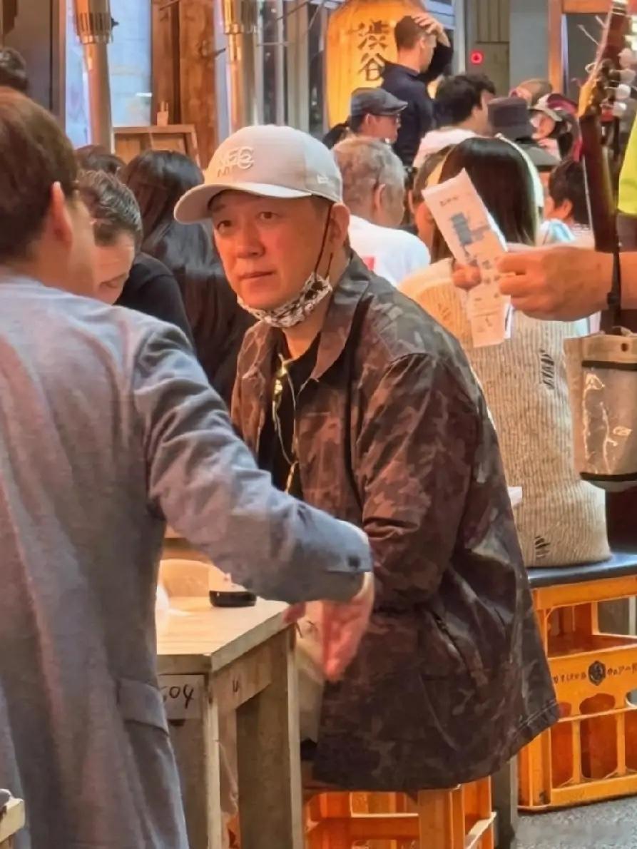 有网友在日本东京，偶遇潘粤明在旅行当中真的难得啊，感觉好久都没看到他的动态了，他