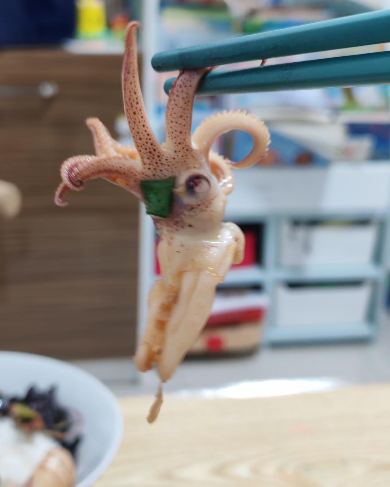 员工：老板，我要辞职！老板：工作干得好好的，为什么要走啊？员工：工资太低了，