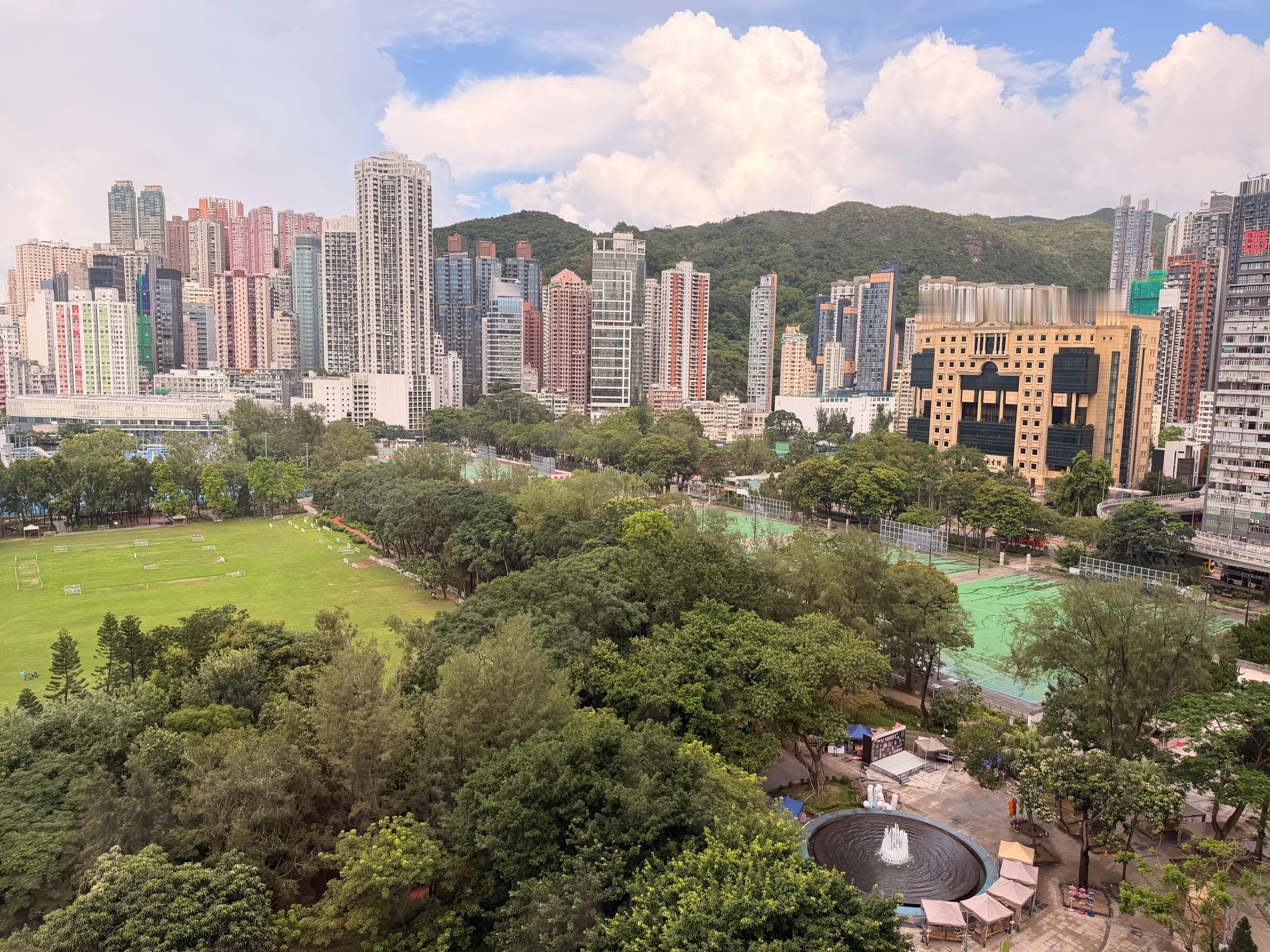 这次回香港出差住的柏宁酒店，就在铜锣湾这酒店房间在香港算是大的了，就是装修有点老