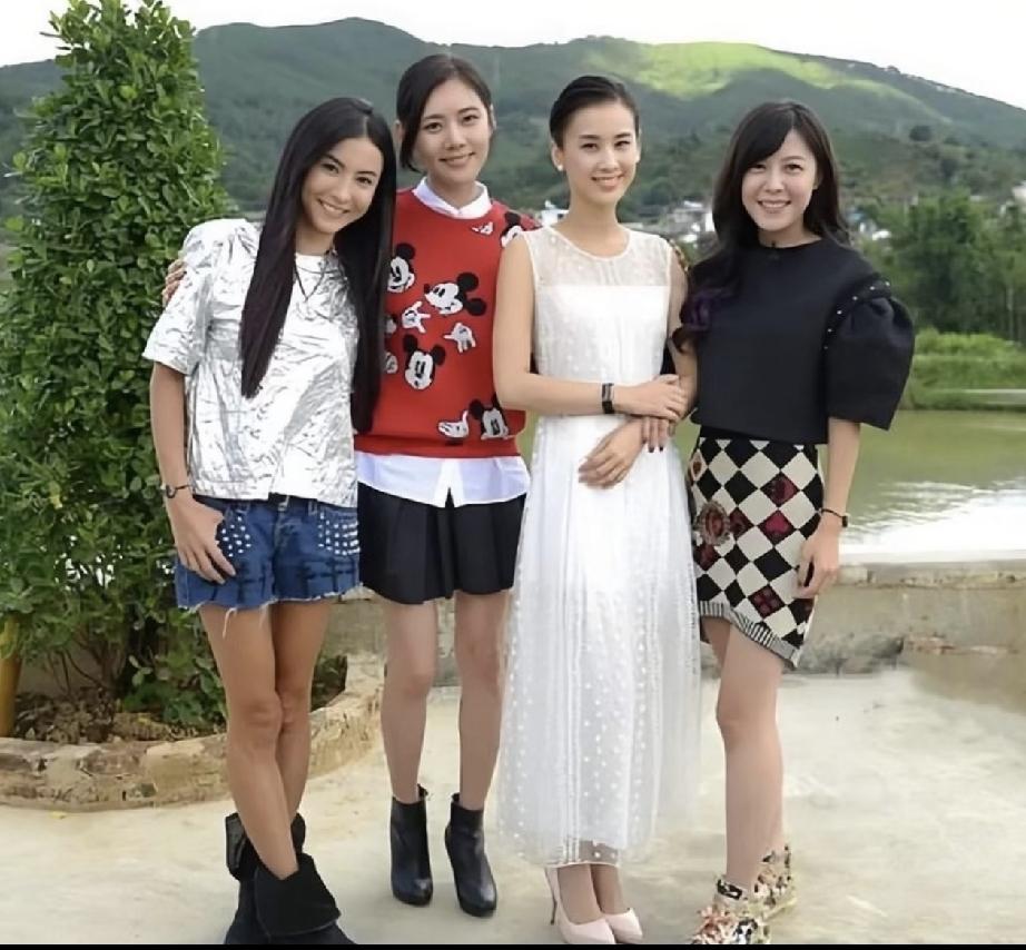 这是张柏芝、秋瓷炫、黄圣依、李金铭四人录制乡村综艺《明星到我家》时的合影。一眼