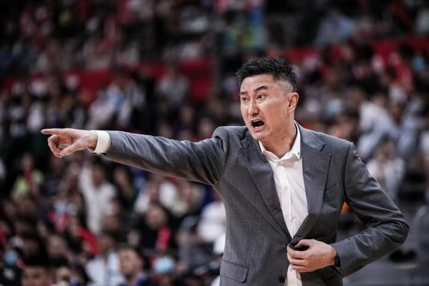 换帅如换刀：广东男篮危机四伏，杜锋执教方式遭质疑，球员被骂傻，辽宁模式能否拯救卫冕冠军？