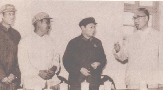 你见过徐向前和开国上将杨得志的合影吗？请看，这是徐向前到青岛，和民兵英雄亲切交谈