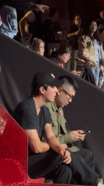 吴世勋真去张艺兴演唱会了家人们，今天可是个大瓜，吴世勋真的去张艺兴的演唱会了！这