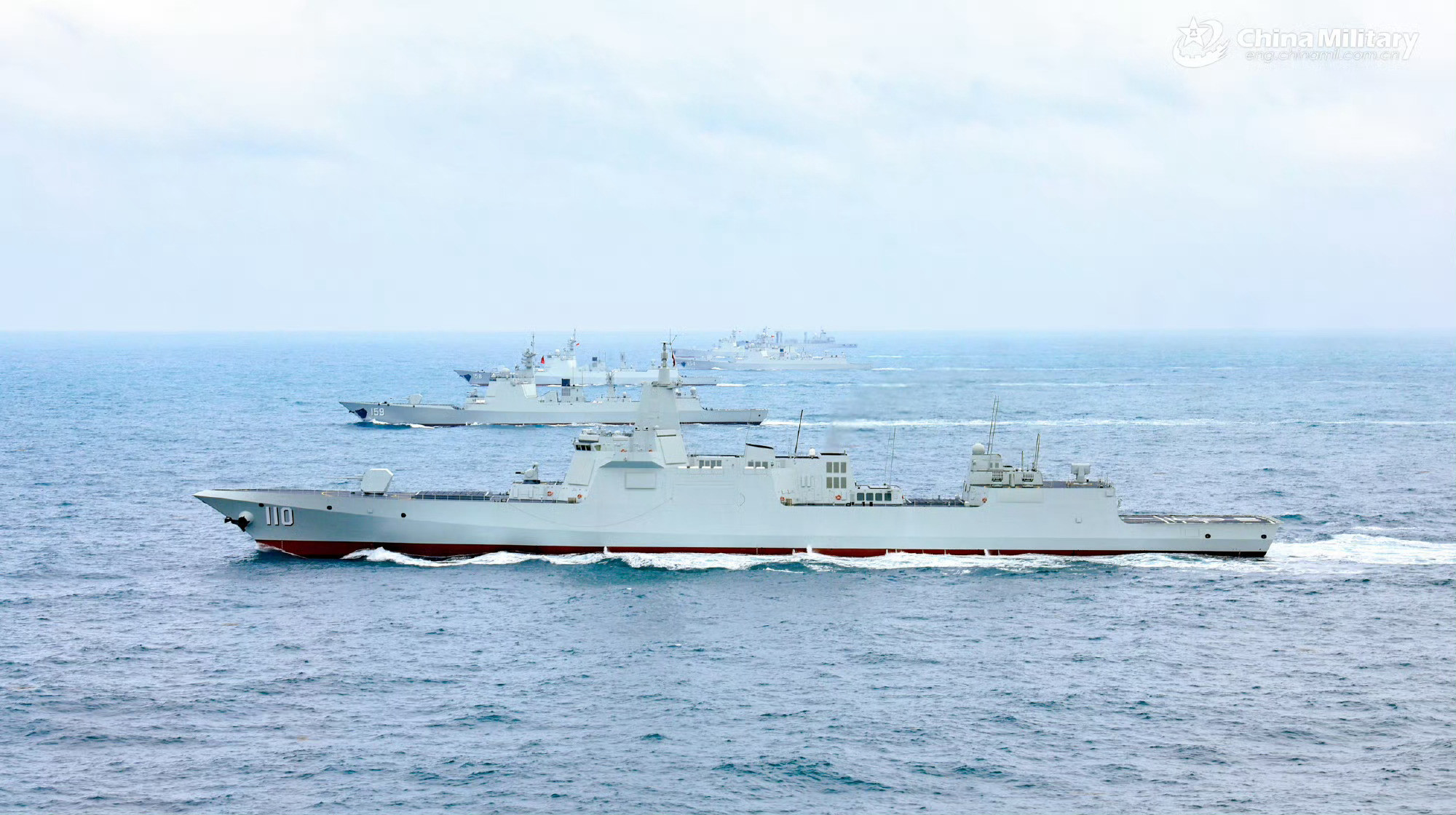 东海舰队055型导弹驱逐舰1艘，052D型导弹驱逐舰3艘和052C型导弹驱逐舰1