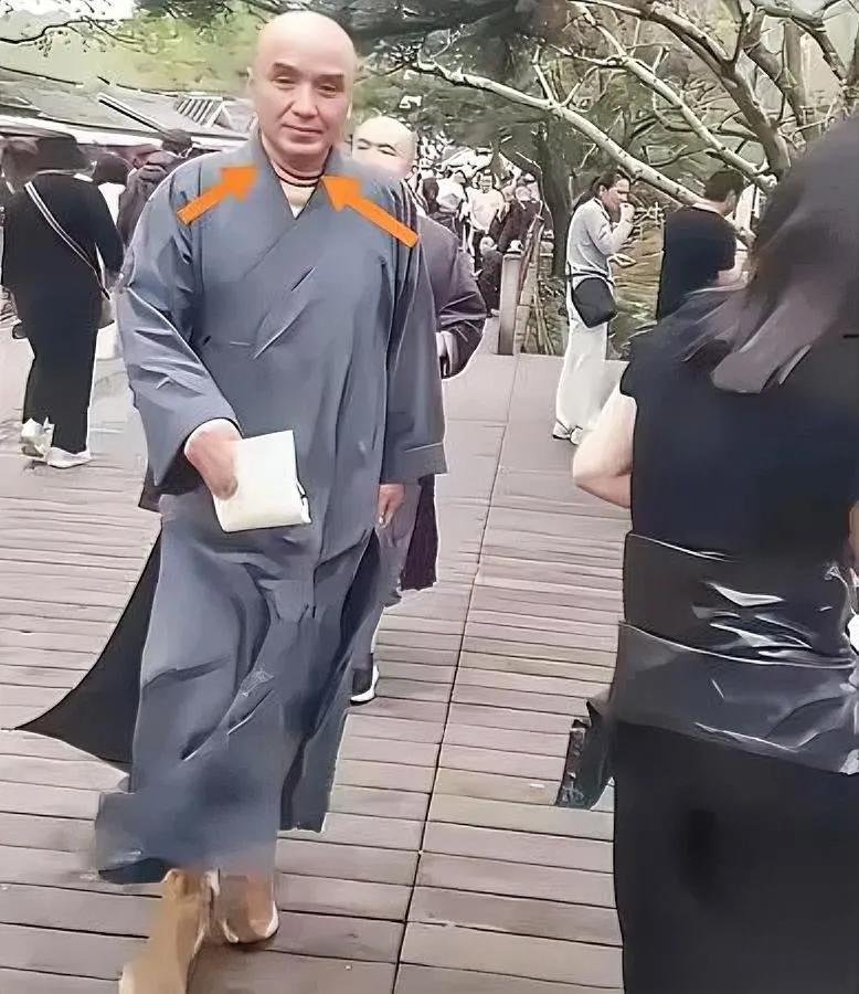 五台山这事儿我真看傻了居然有人戴头套扮僧人？前阵子有游客随手拍了段视