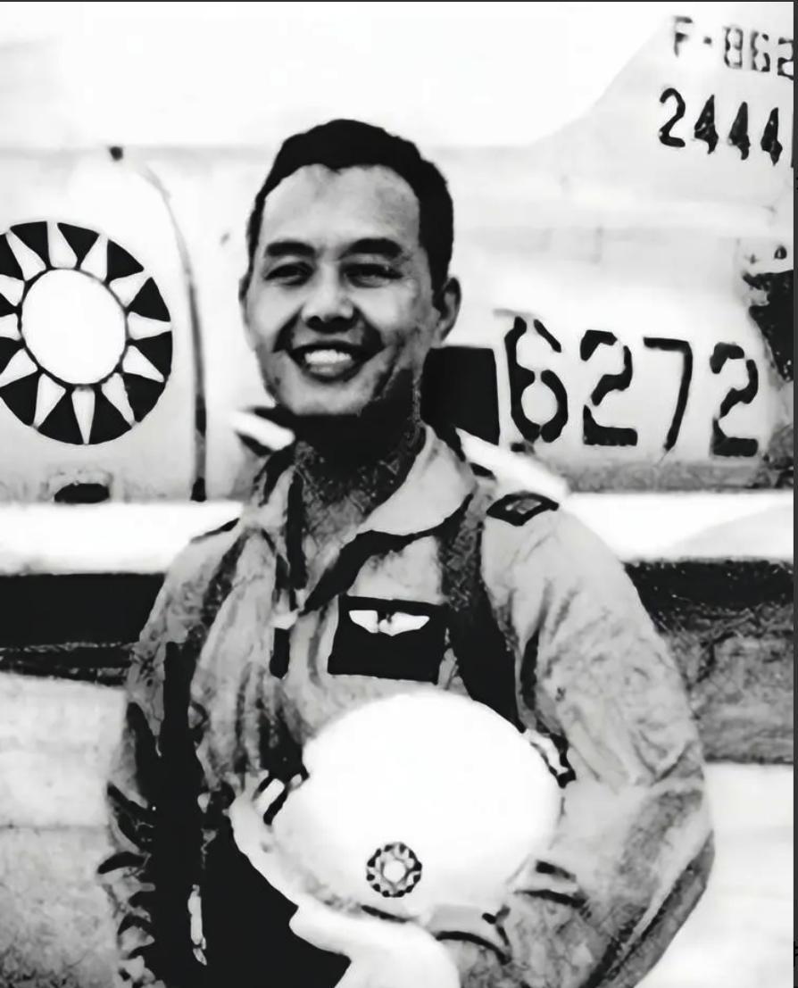 1956年，台湾飞行员韦大卫，偷偷驾驶蒋纬国的专机起义，飞机升空后，他高兴地大喊