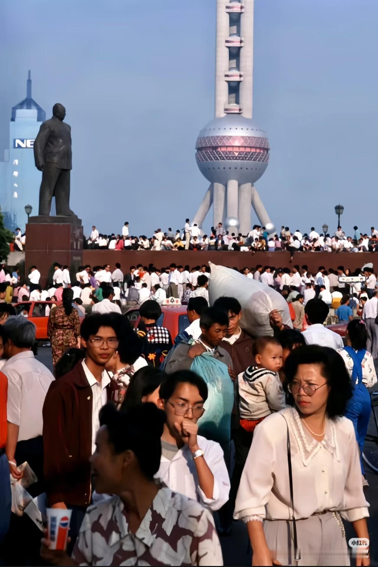 1990年代的上海❗充满热情与希望的年代九十年代对于上海来说意义非凡。这个年