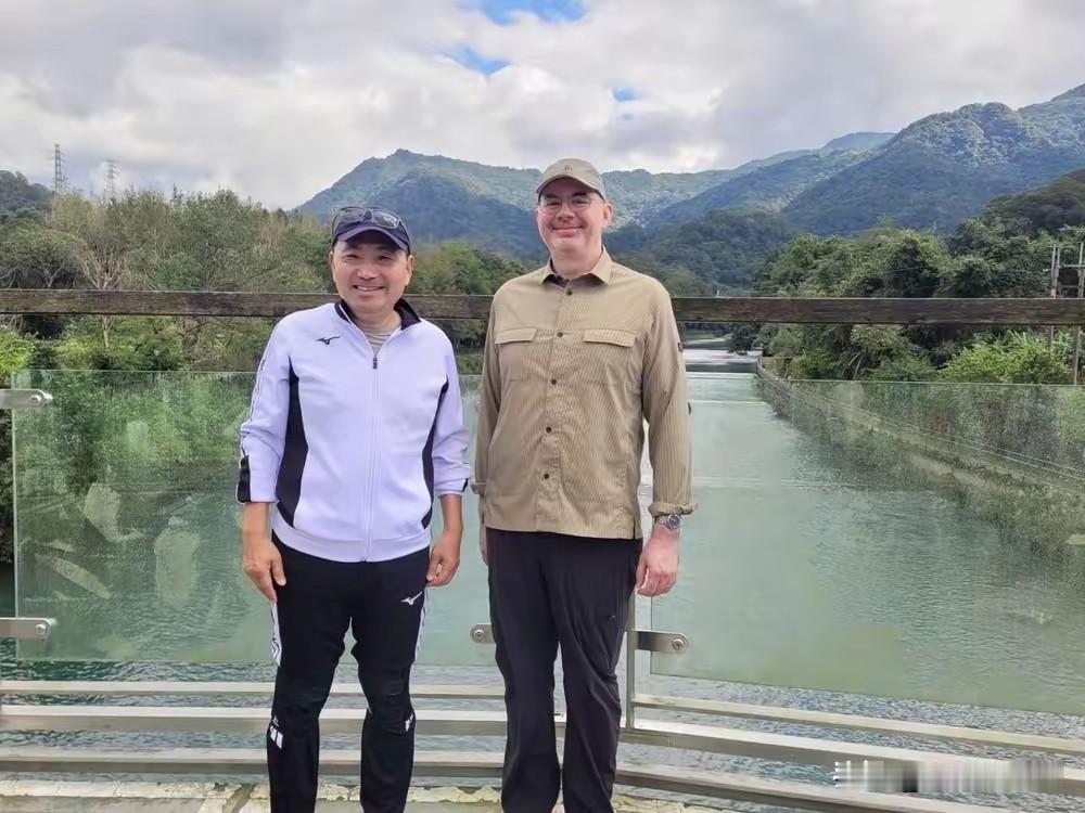 侯友宜：发照片明志了！新北市长侯友宜发一张他和美国在台协会会长谷立言的近照，