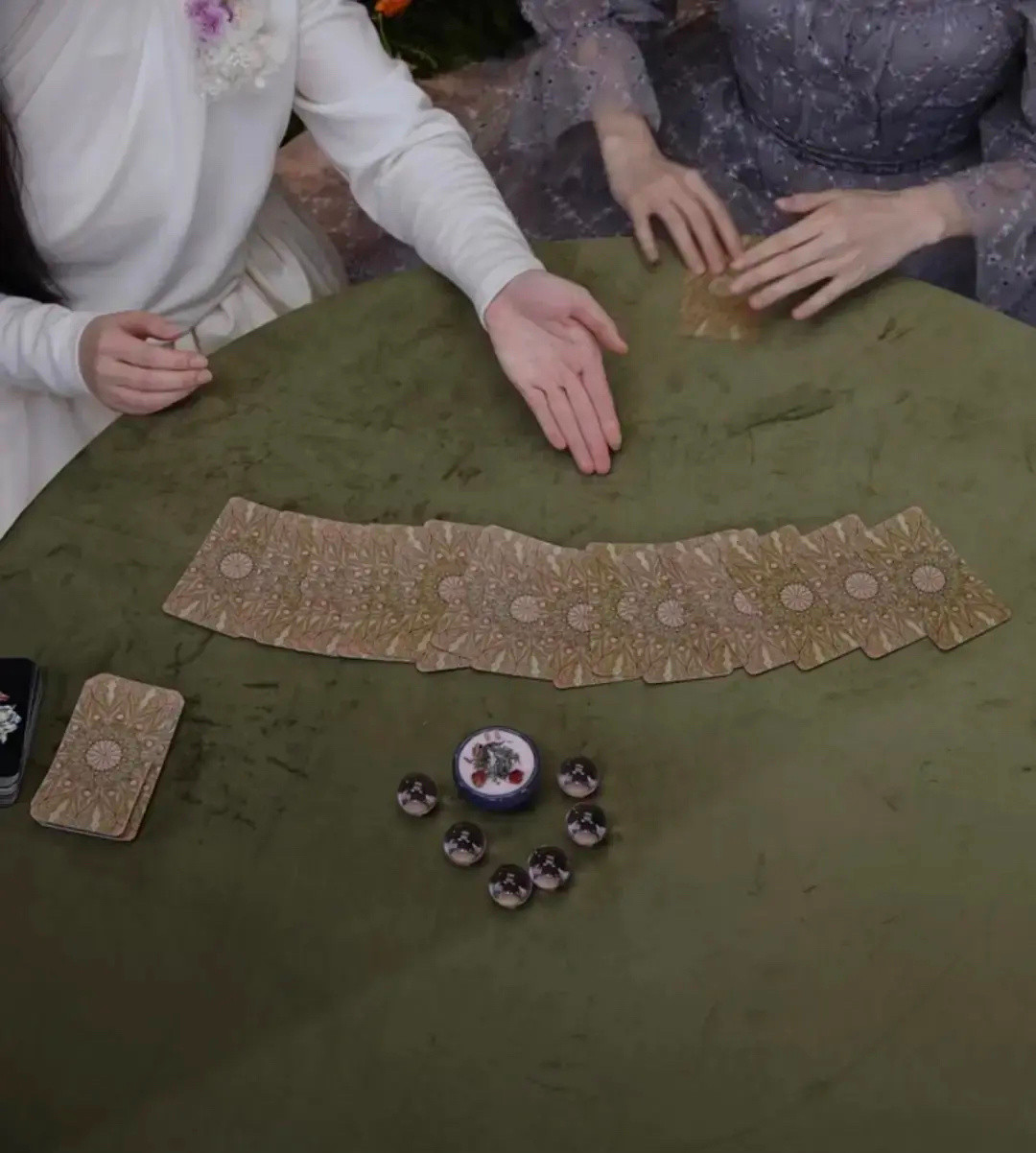 VOGUEvogue现场环节给艺人算塔罗牌，抽到到差牌咋办​​​