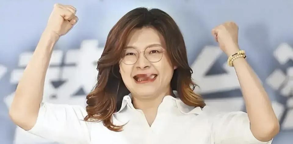 从复电看玄机！邱毅改口“不用打了”，郑丽文藏着统一密码对比朱立伦和郑丽文的复