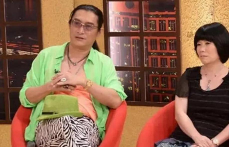 1992年，黄安妻子邱惠美吃火锅时，被意外炸伤，半边脸几近毁容，望着病床上的妻子