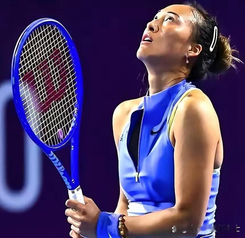 郑钦文在多哈连打三场三盘大战，累计超过七个小时。她没叫过一次医疗暂停，甚至在一场