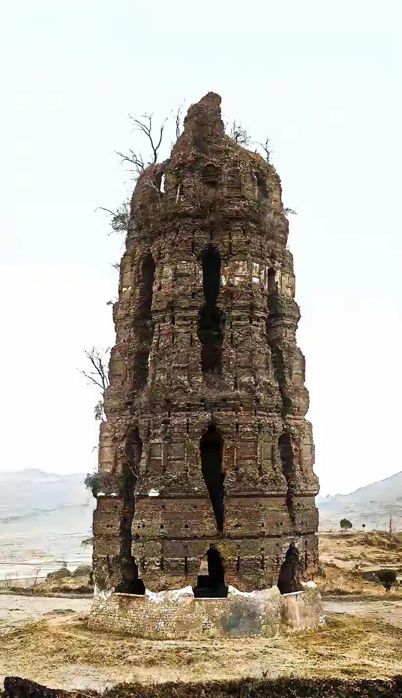 这个塔，太一般化了。若是在我们村里，肯定没多少人知道它。就因为它在西湖，就不一样