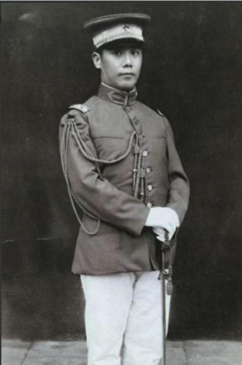 1946年，袁世凯的嫡长子袁克定流落街头，靠着老仆人捡来的白菜帮子和窝窝头充饥，