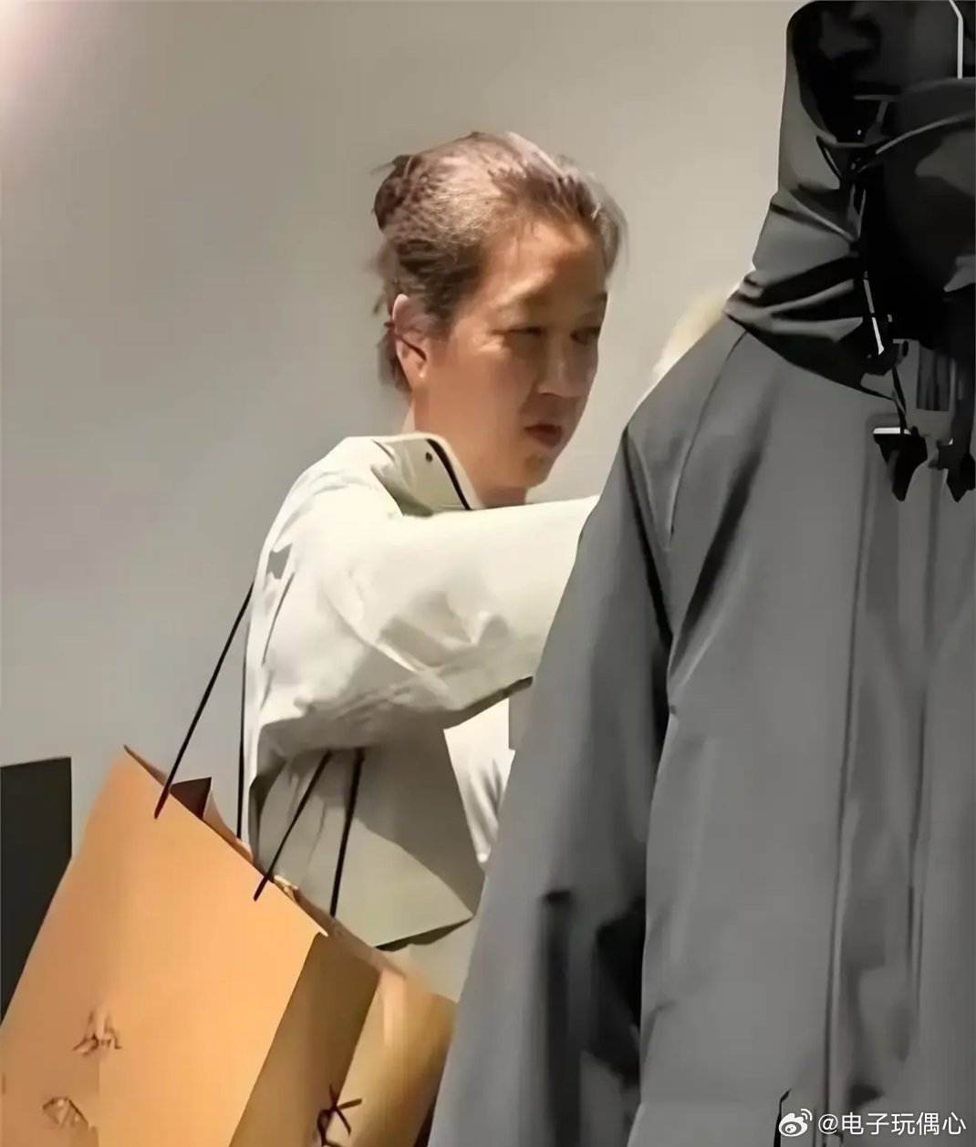 这才是明星真实状态，56岁江珊大方展示满头白发，皱纹难掩从容