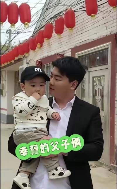 大衣哥家的孙子周岁了，没办宴席，没拍短视频，就一家人围在炕头吃了碗面。儿媳陈萌