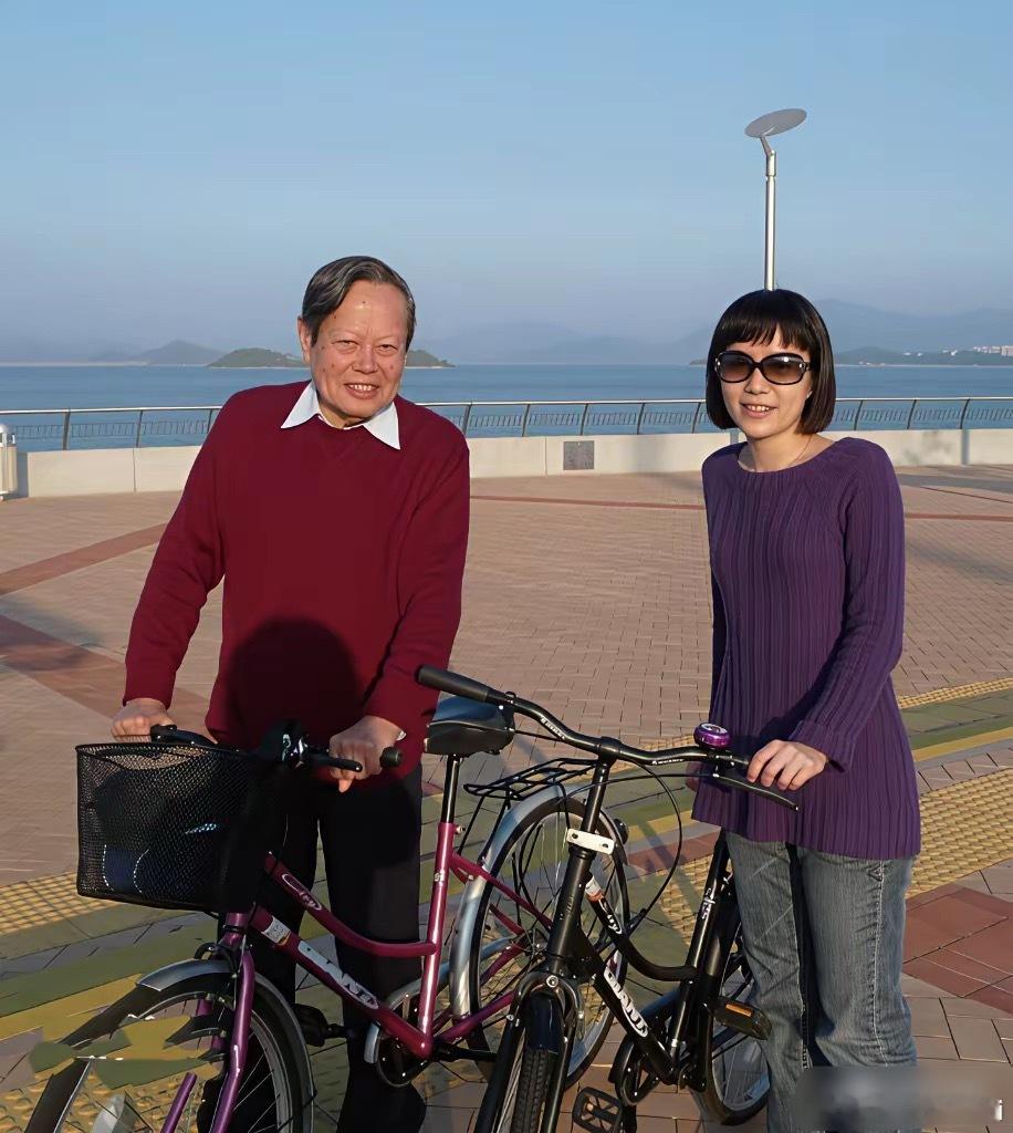 先生溘然长逝，最悲痛的当属翁帆。她28岁时嫁给先生，相伴先生走过了悠悠21载岁月