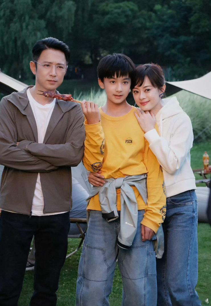 和杨洋、方逸伦合作的《雨霖铃》刚结局，和白鹿、丞磊合作的《莫离》就上线了，新剧开