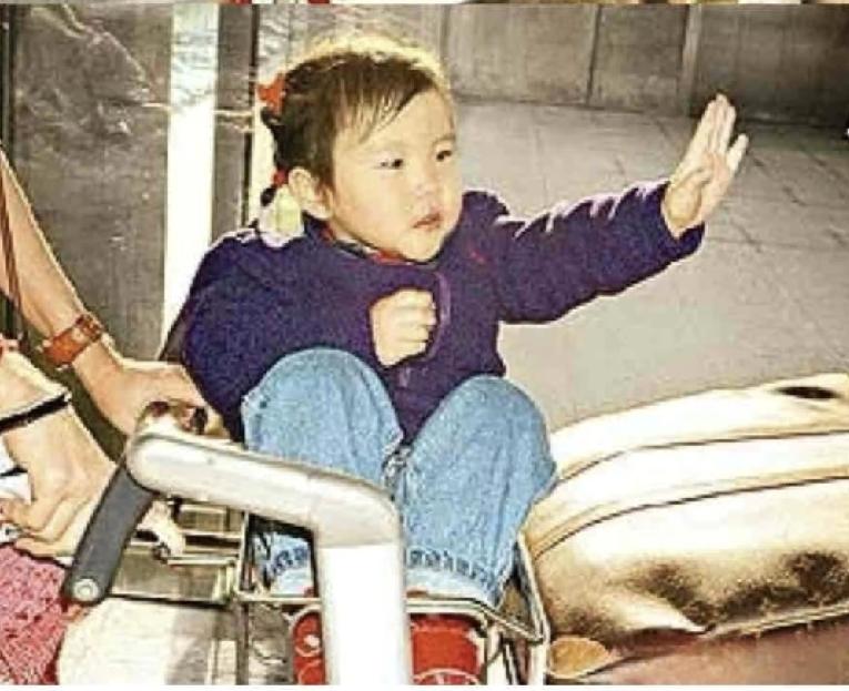 小小只窦靖童可真逗。她对着镜头摆摆手，说：拍妈咪，不要拍我。顽皮可爱的小童童