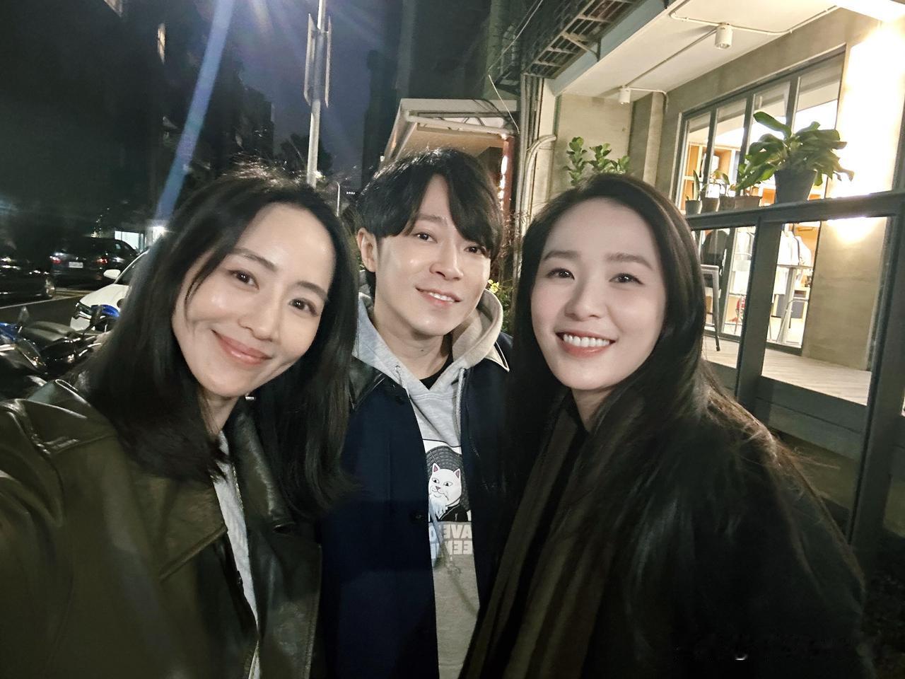 1月12日，张钧甯更新动态，并配文“新年就是要跟好朋友們見面，都是20年左右的友