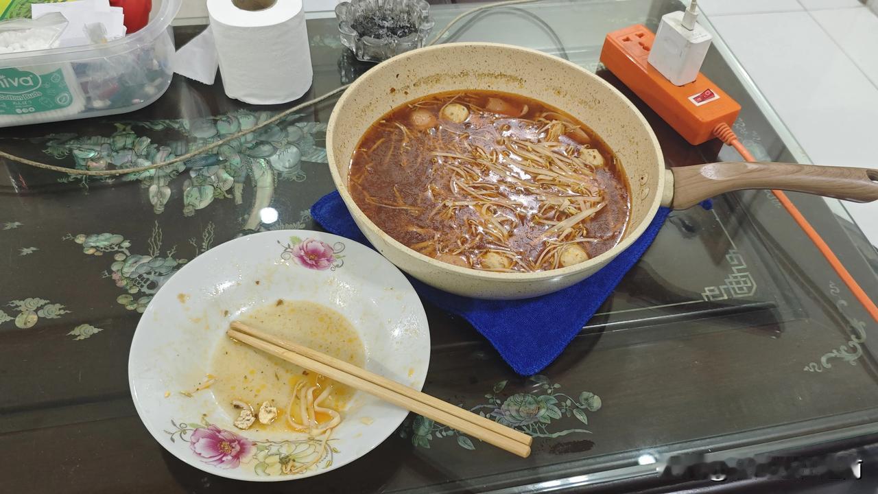 这个星期天下班不算早，因为帮越南小姑娘出货忙了一天，下午18点就收拾好，骑着自己