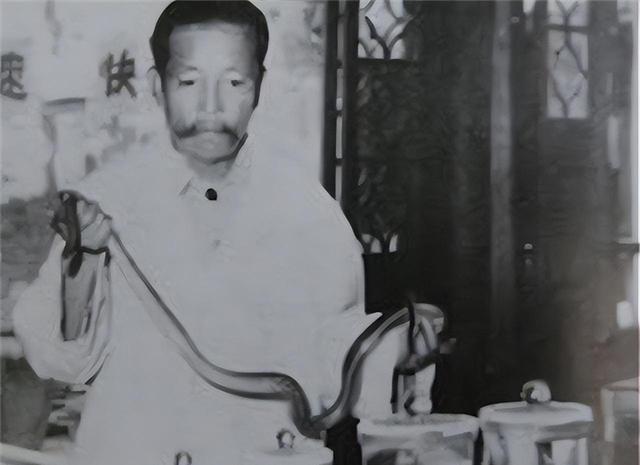 1945年，一个日本军医看中了季德胜的蛇药，他用枪抵着季德胜，呵斥道“交不交?”